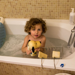 Un bain pour détendre l'enfant, avec un Snoopy qui se souvient d'autres enfants, il y a une trentaine d'années...