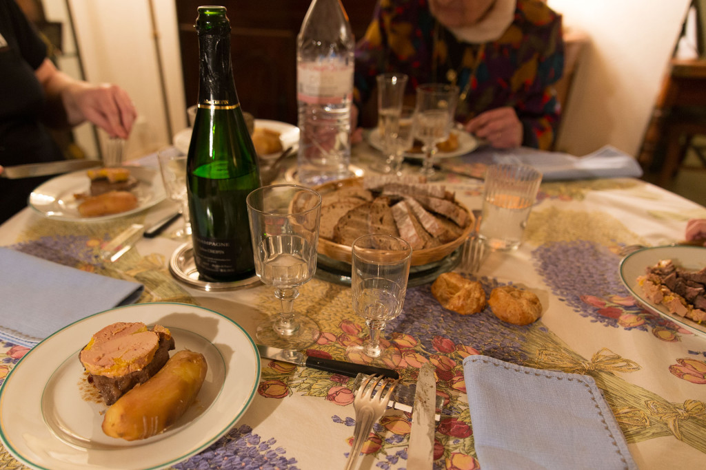 La Table. Le pain a été découpé par Moi. Oui, j'ai un peu contribué.