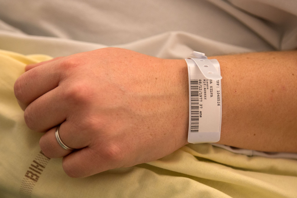 Nouveau protocole : désormais, tous les admis dans un hôpital doivent avoir, comme les bébés, un bracelet d'identification.