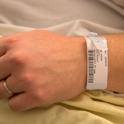 Nouveau protocole : désormais, tous les admis dans un hôpital doivent avoir, comme les bébés, un bracelet d'identification.