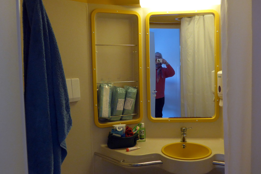 La mamie fait ses photos tranquillement, comme ici la salle de bains.