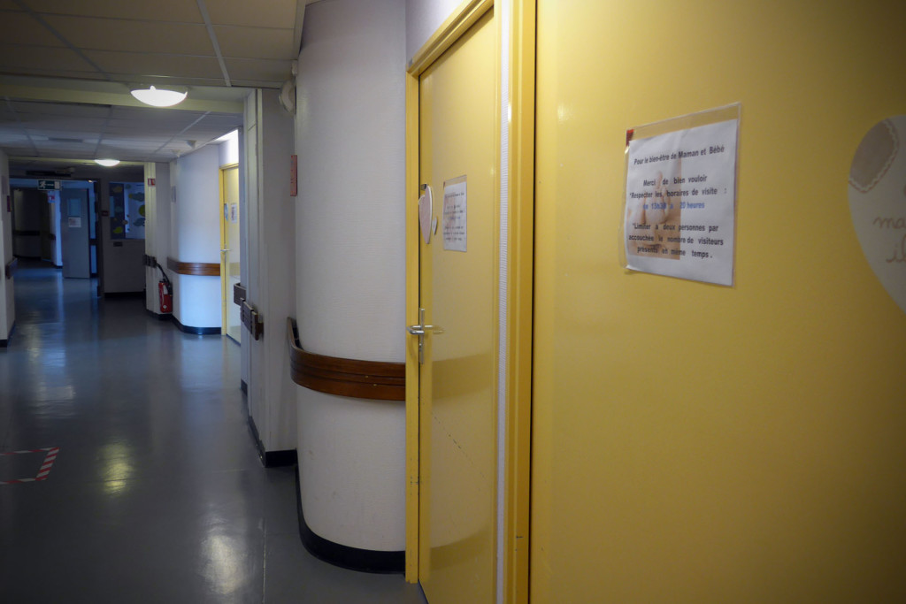 Le couloir, avec la porte de la chambre toute à droite.