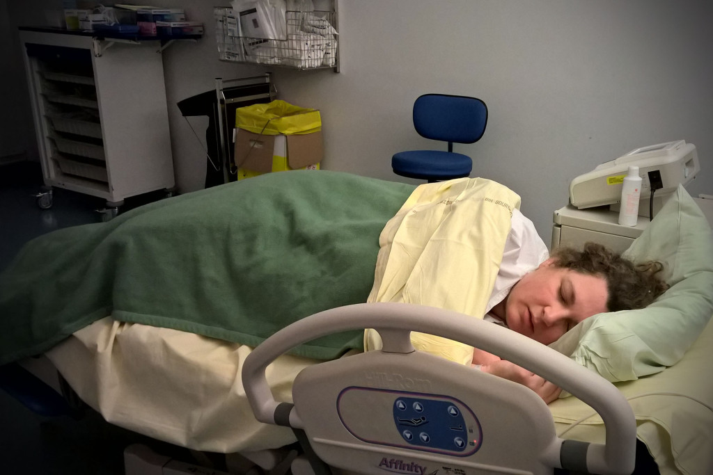 Laure se repose comme elle peut.