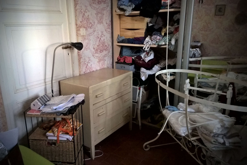 Pendant ce temps, le chantier de la chambre. On aperçoit le petit meuble que j'ai apporté de la datcha, et le berceau, encore en vrac.