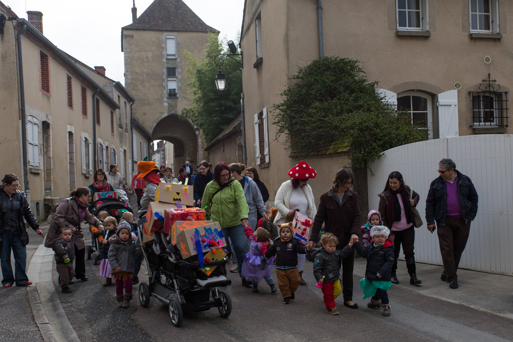 Défilé dans les rues des Aix d'Angillon..