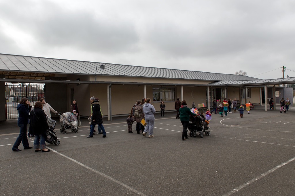 Les enfants ont visité les écoles de la ville. Ici, l'école élémentaire.