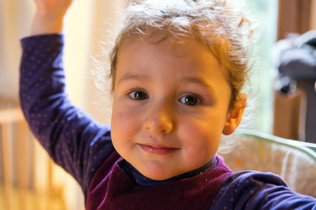 Sourire de petite fille qui aime son papa