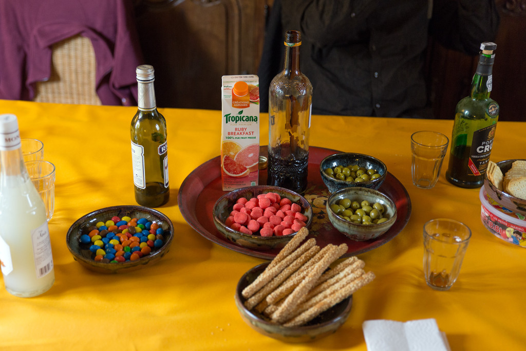 L'apéro. Fraises tagada et olives fourrées à l'ail. Pour les grands et les petits.