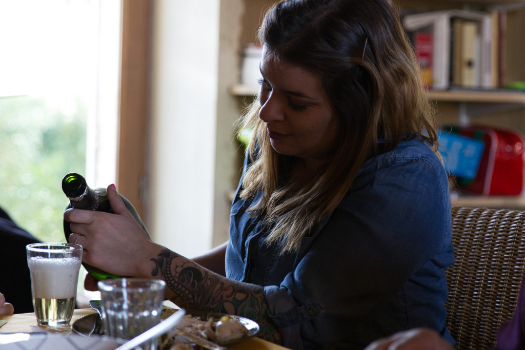 Agathe servant le champagne offert par Resoneo pour notre mariage.