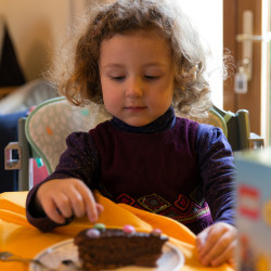 Comme ses parents il y a bien longtemps, Andrea a eu le droit à son gâteau au chocolat et smarties.