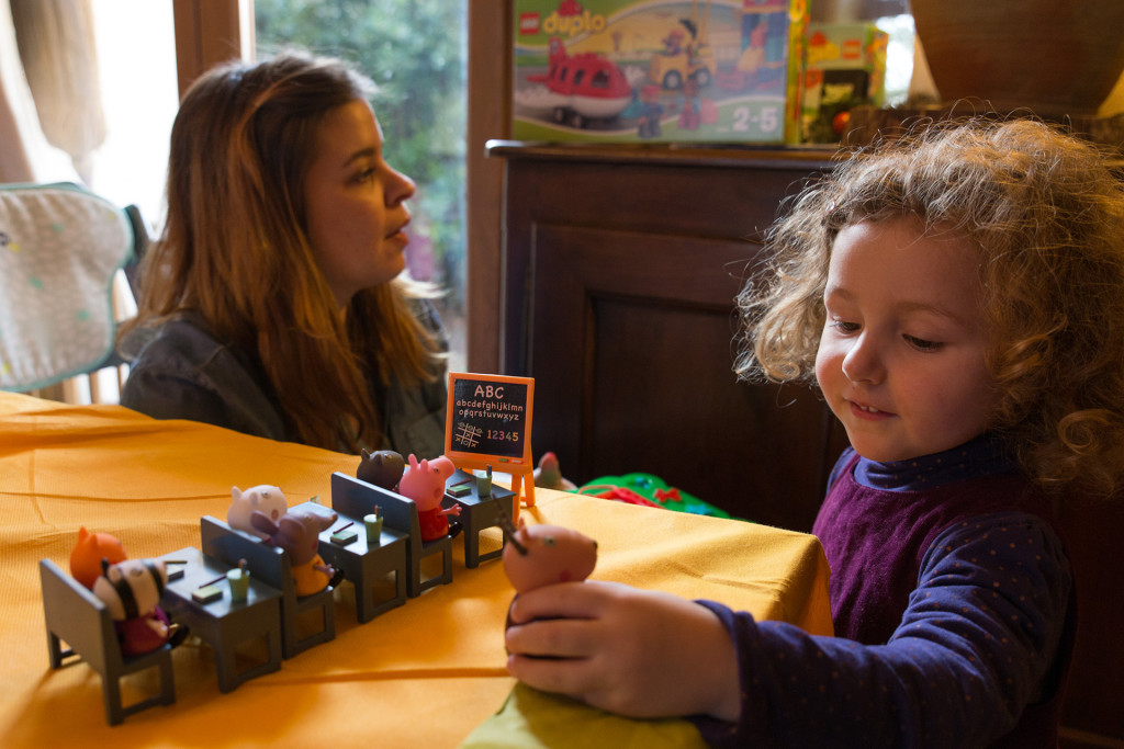 Quelques cadeaux. Peppa Pig et ses amis en classe, avec derrière un avion duplo et sur les genoux d'Agathe une ardoise magique.