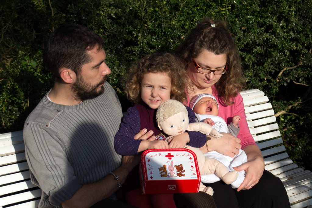 Petite famille, avec le soleil dans les yeux.