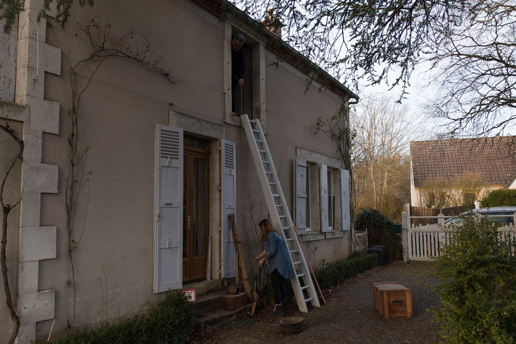 Pendant ce temps là, Jako tente mollement de vider le grenier. J'ai proposé la remorque, sans résultat.