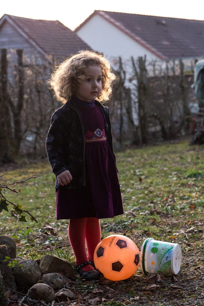 Jolie petite fille et ballon.