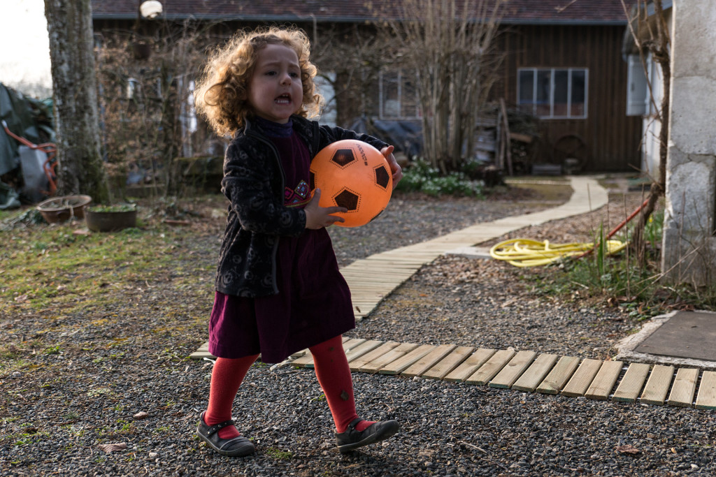 Moins jolie petite fille, toujours avec ballon. "Je ne suis pas contente".