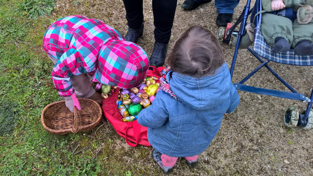 Andrea vide son panier dans le grand sac commun