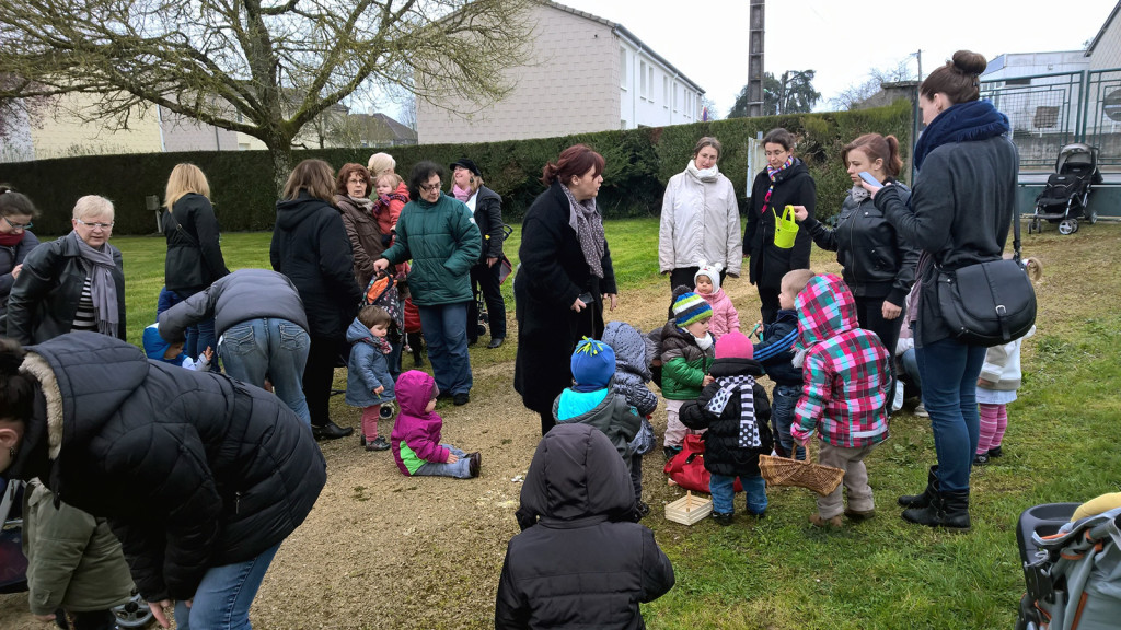 Les enfants apportent leur butin au grand sac commun.