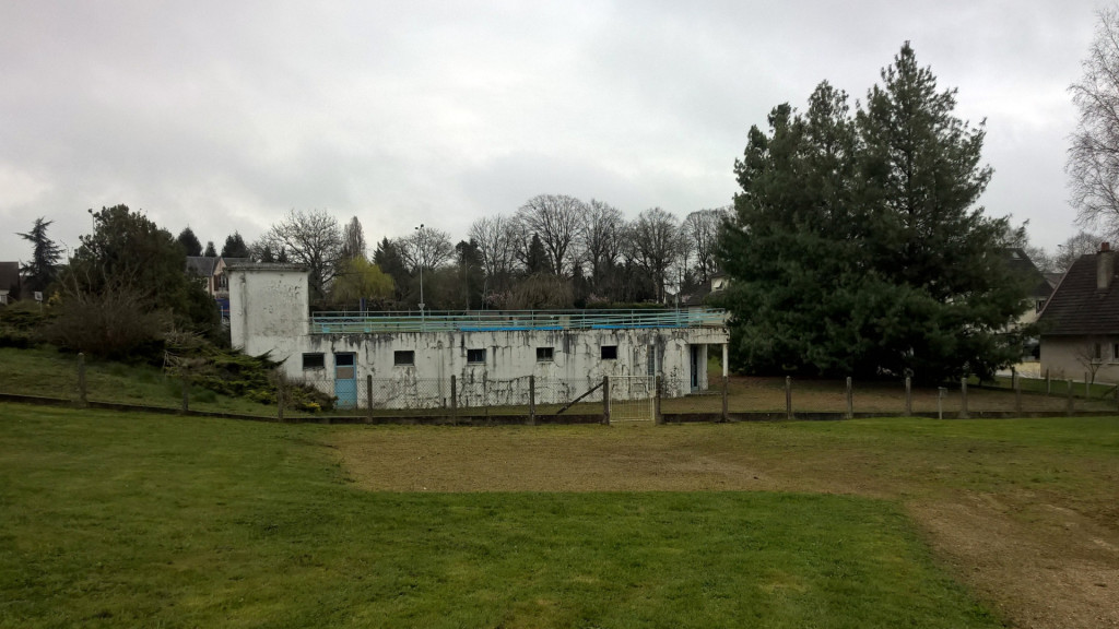 Ce qui reste de la piscine des Aix d'Angillon est juste à coté du camping.