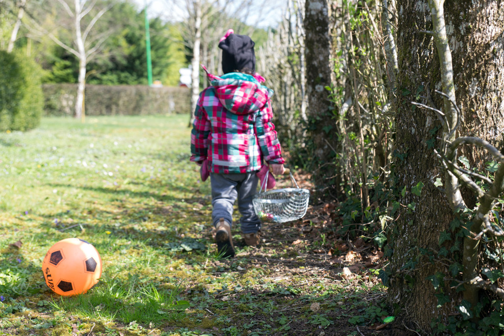 Chasse aux oeufs à la maison. Mais où est cet oeuf?