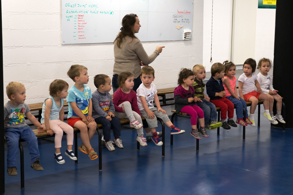 Les enfants sont attentifs.