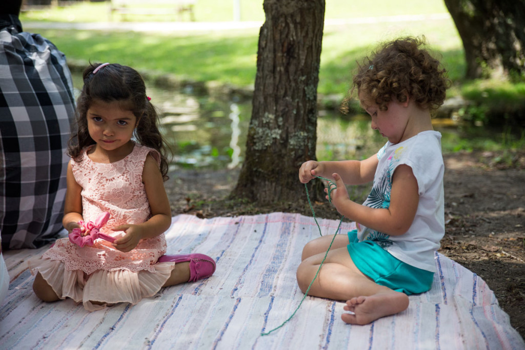 Les enfants jouent par terre