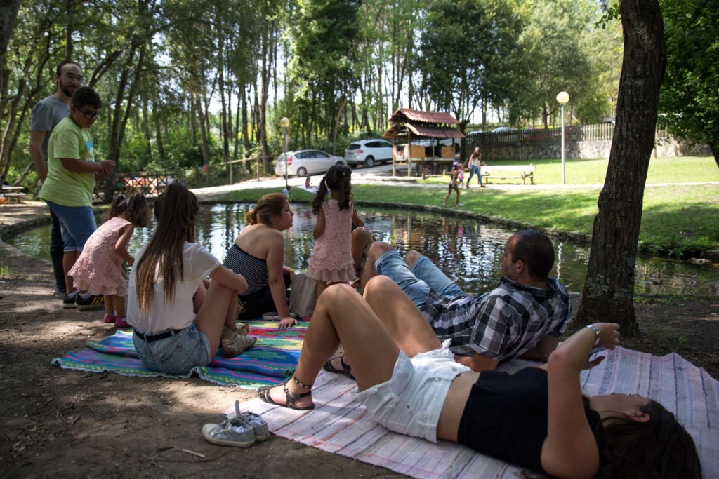 Jeunesse frustrée de ne pas se baigner dans l'eau (sale)