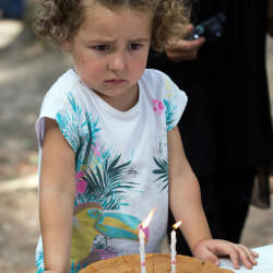 Elle voulait absolument souffler les bougies du gâteau d'anniversaire de Fifou...