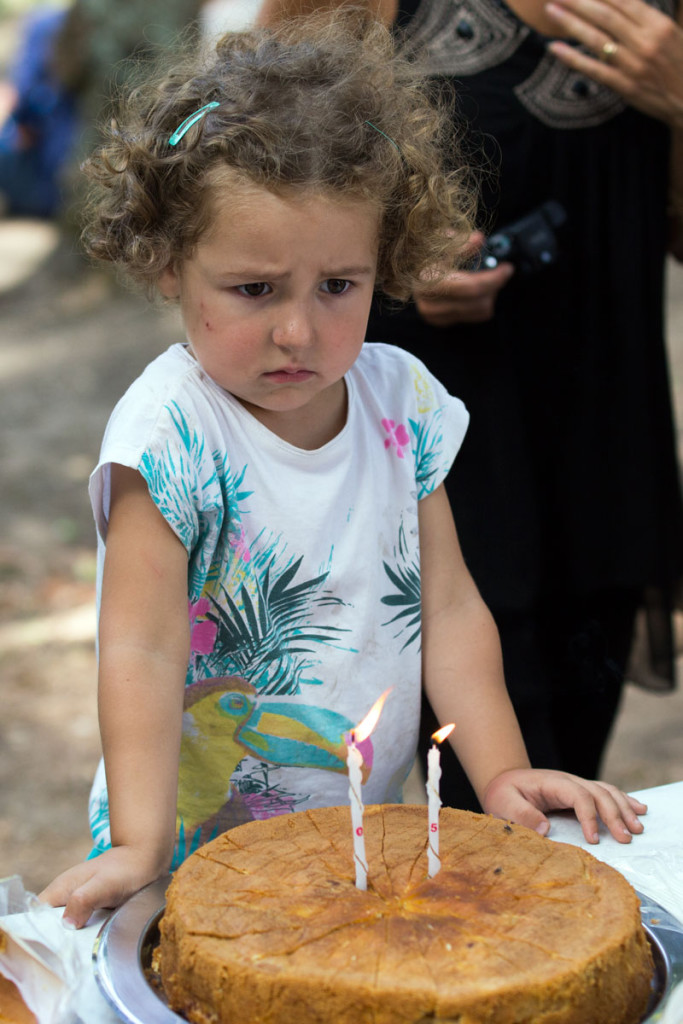 Elle voulait absolument souffler les bougies du gâteau d'anniversaire de Fifou...