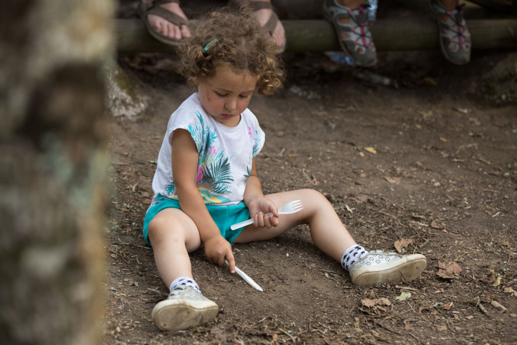 L'enfant joue par terre.