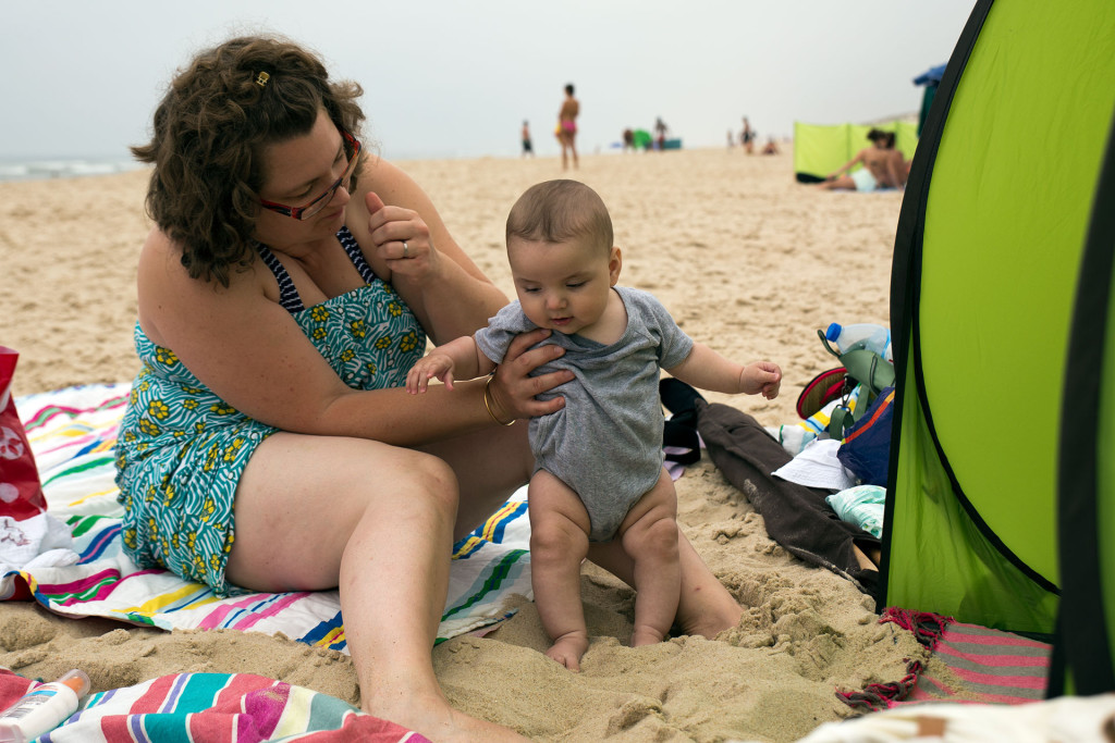 Virgile, les pieds dans le sable.