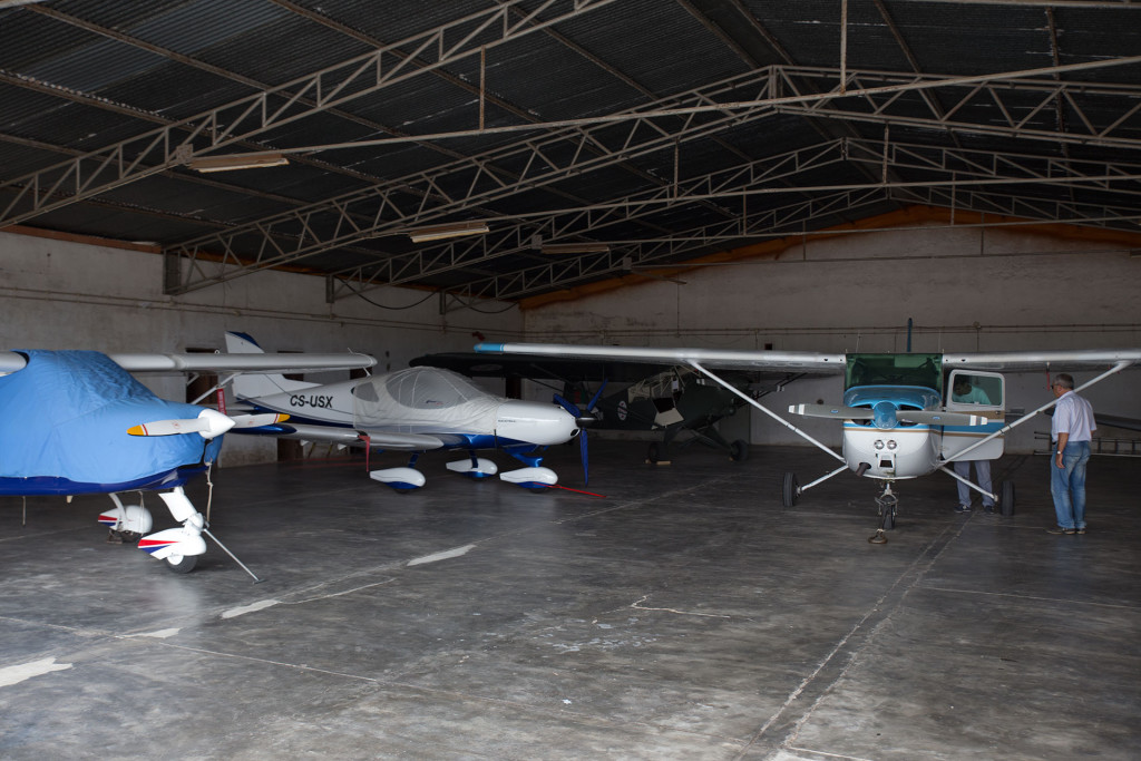 Des particuliers gardent leur avion à l'aérodrome.