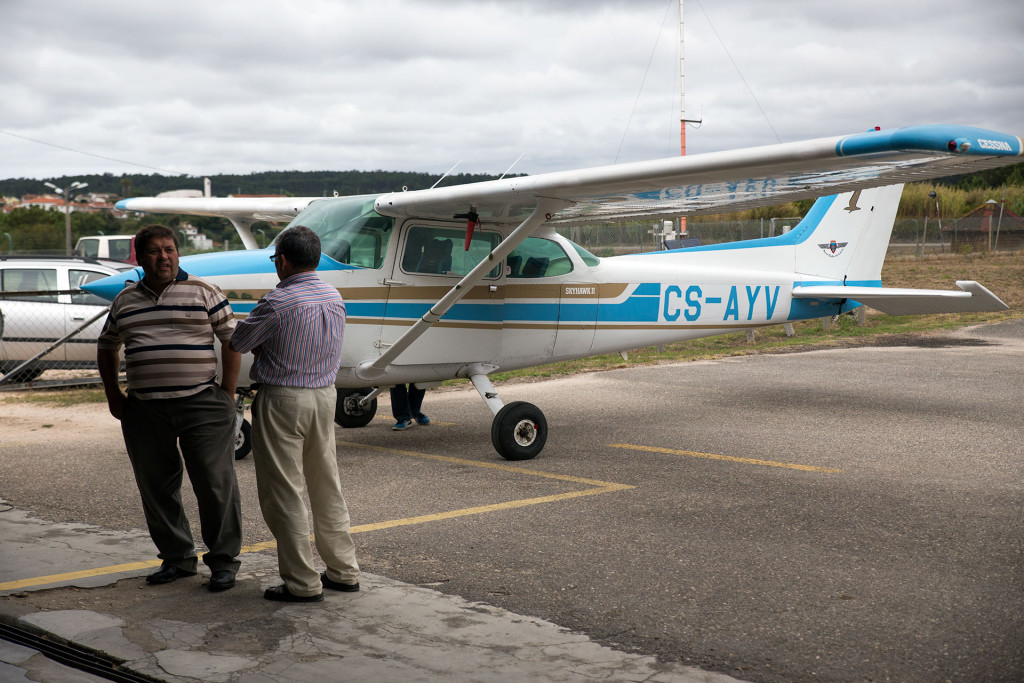 Mon oncle et mon père attendent notre tour pour faire un tour en avion.