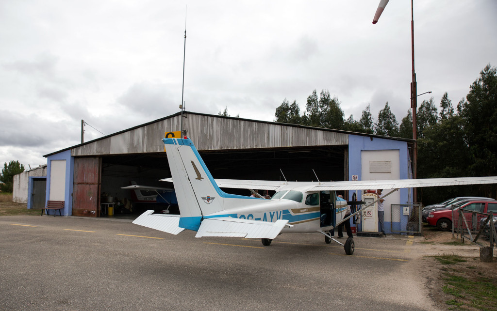 Notre petit avion, un Cessna, devant le garage.