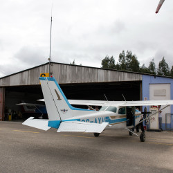 Notre petit avion, un Cessna, devant le garage.