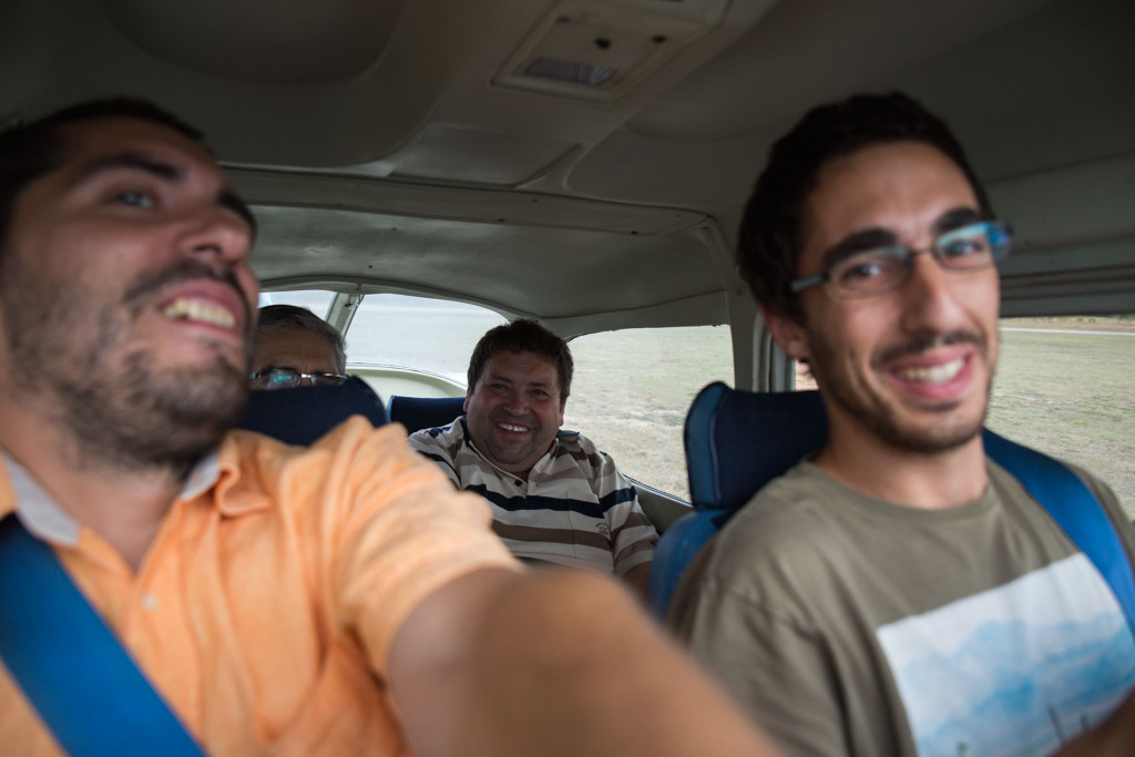 Le pilote, à droite, était un camarade d'école de Vitor, mon cousin.