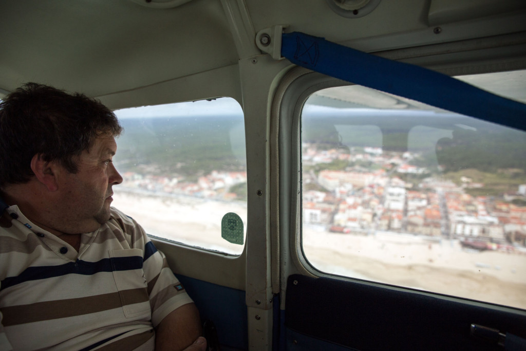 Zé adore faire des tours en avion.