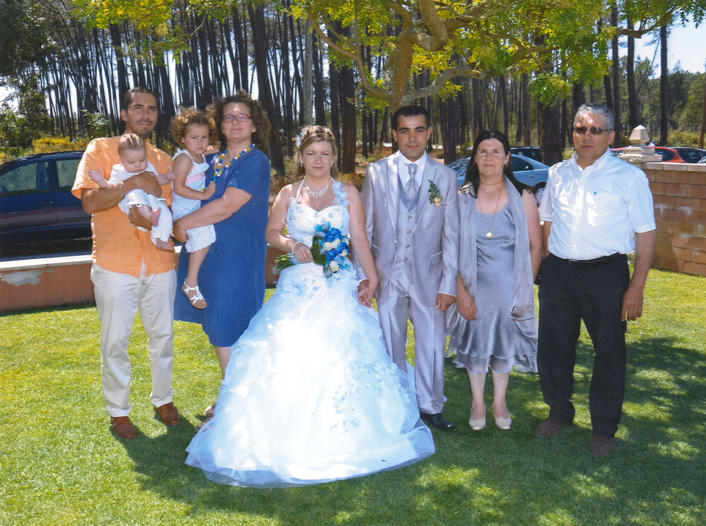 Et tout aussi traditionnelle photo avec les mariés, faite par le photographe.