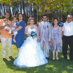 Et tout aussi traditionnelle photo avec les mariés, faite par le photographe.