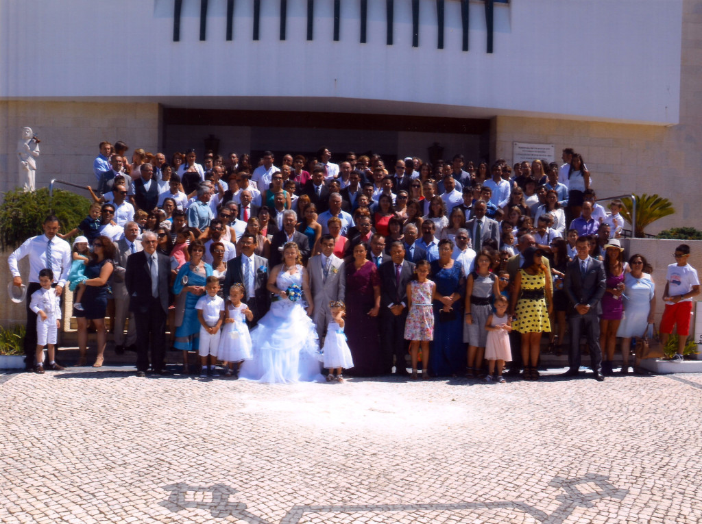 Traditionnelle photo de famille devant l'église