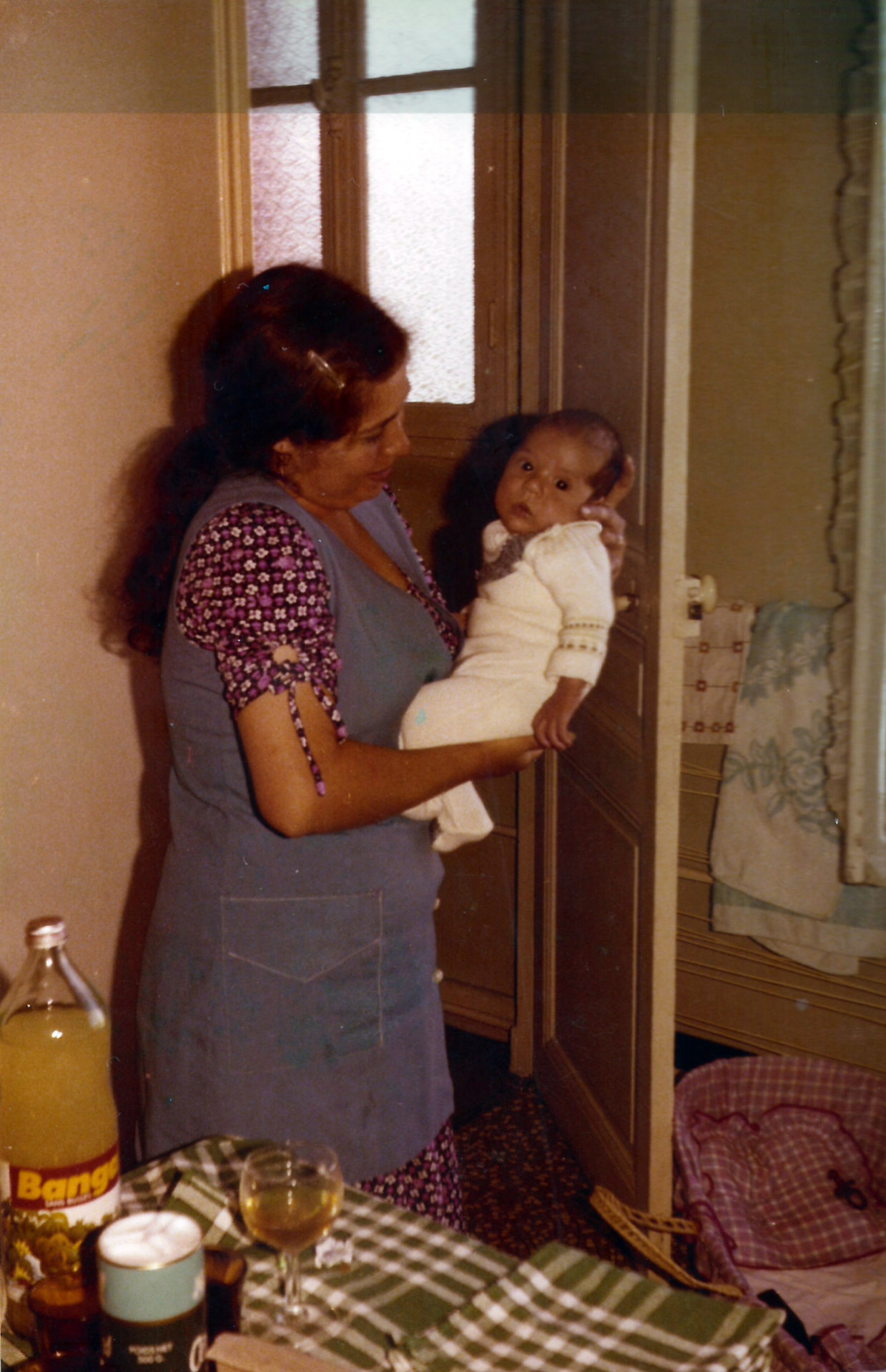 Alice, ma marraine. Et moi. Nous sommes chez elle. On ne le voit pas, mais elle est enceinte de Cirino.