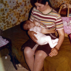 Ma mère ne m'aura pas beaucoup allaité : 3 mois. Mon père voulait vraiment que ma mère allaite, il lui a même acheté un soutien-gorge très cher spécial allaitement!