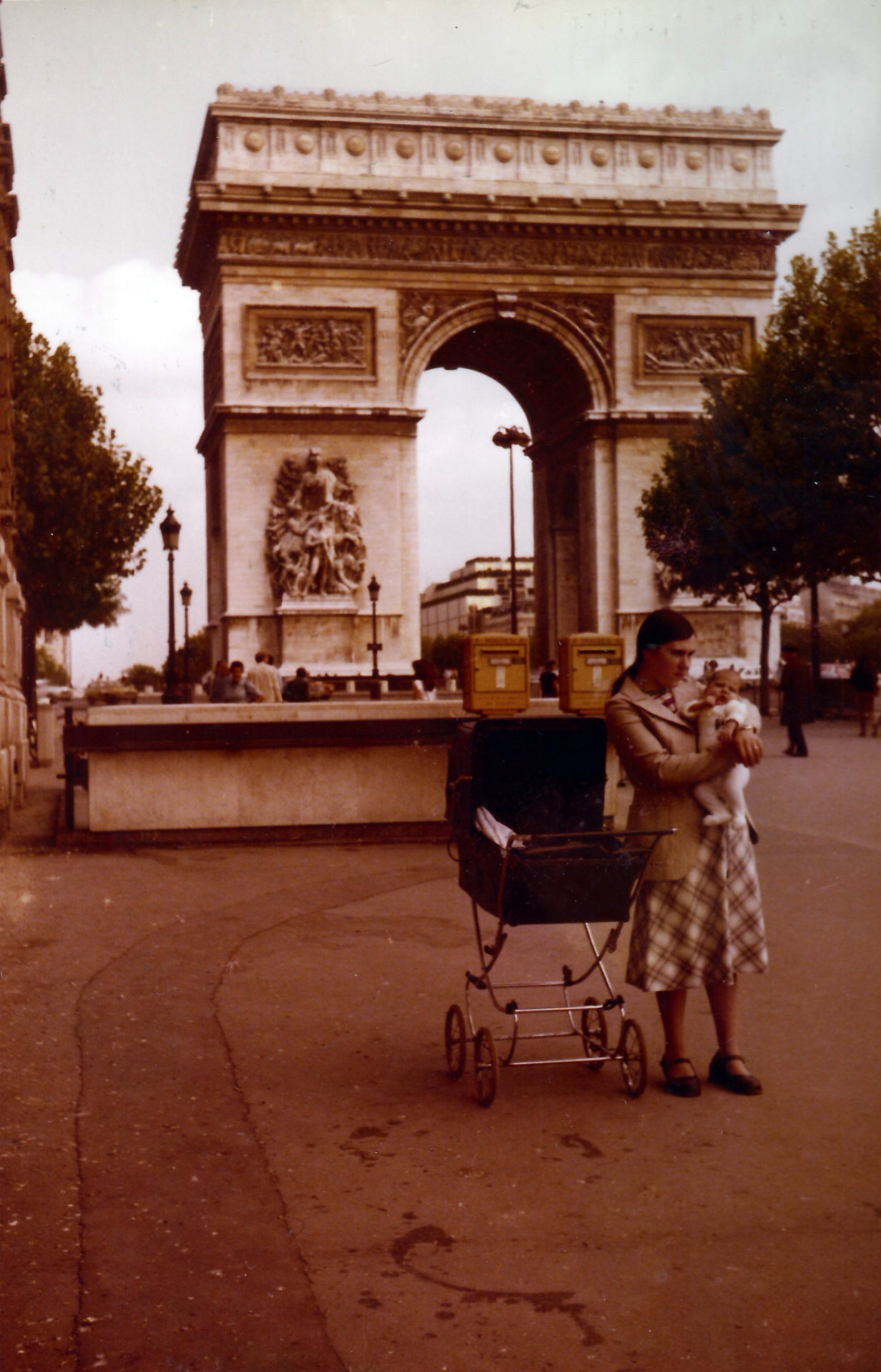 Devant l'Arc de Triomphe.