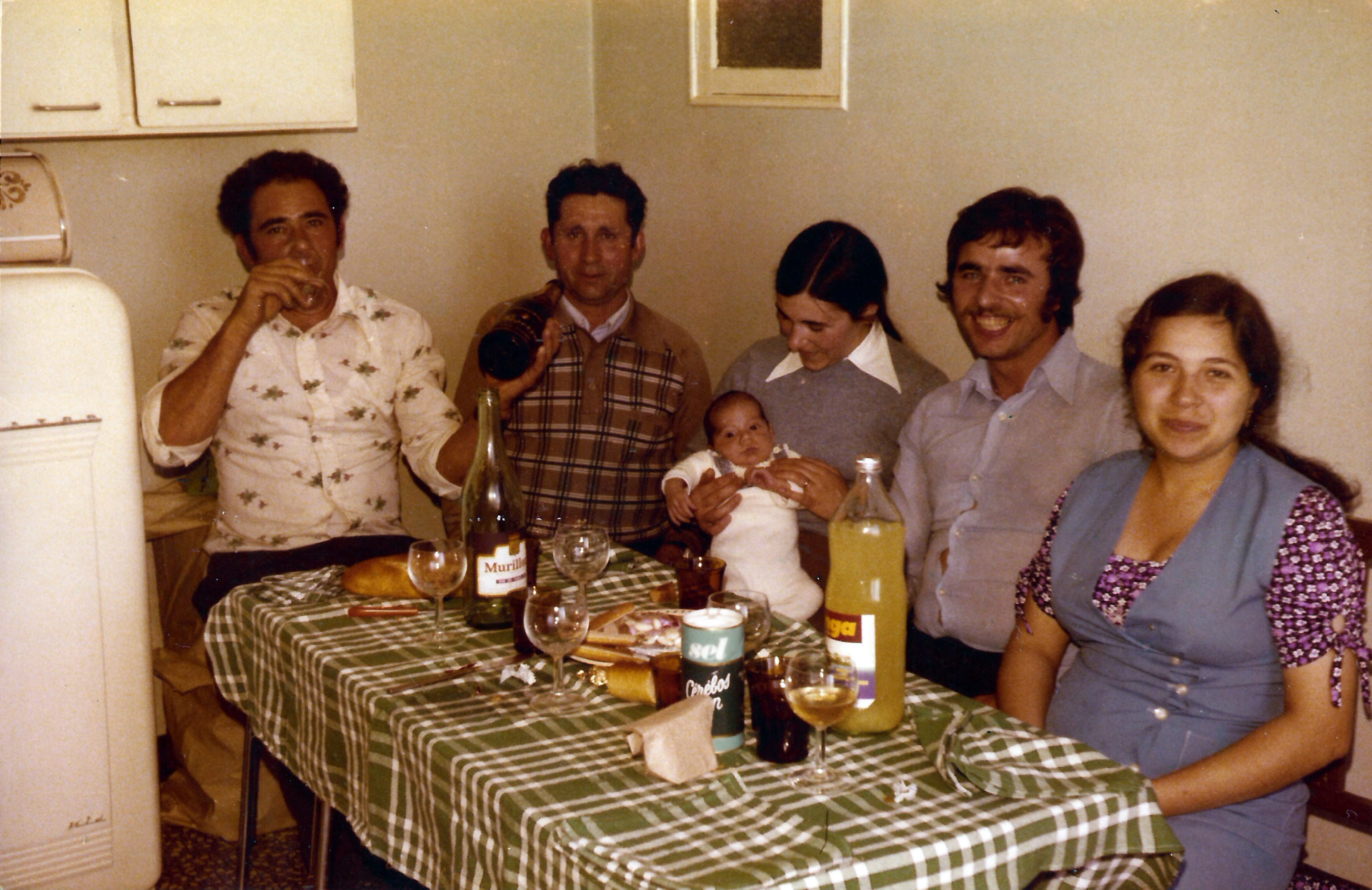 De gauche à droite : Abel, un frère de Salvador, mon grand-père Joaquim, moi dans les bras de ma mère, Salvador et Alice.