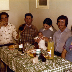 De gauche à droite : Abel, un frère de Salvador, mon grand-père Joaquim, moi dans les bras de ma mère, Salvador et Alice.