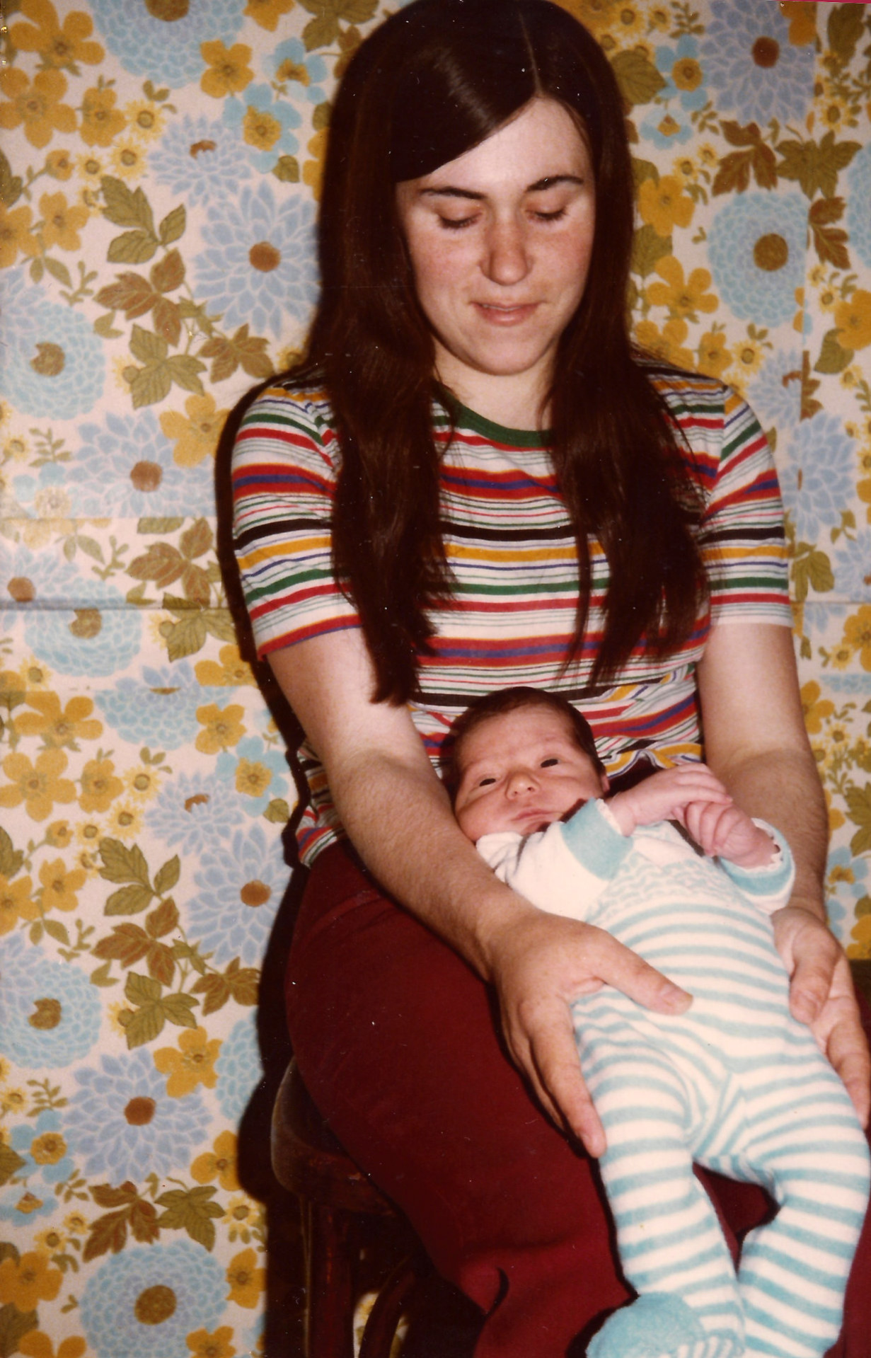 Une maman heureuse. J'ai 10 jours, c'est la première photo de moi.