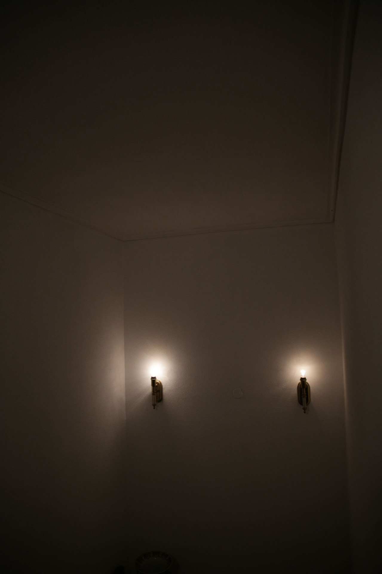 Les lumières de la cage d'escalier.