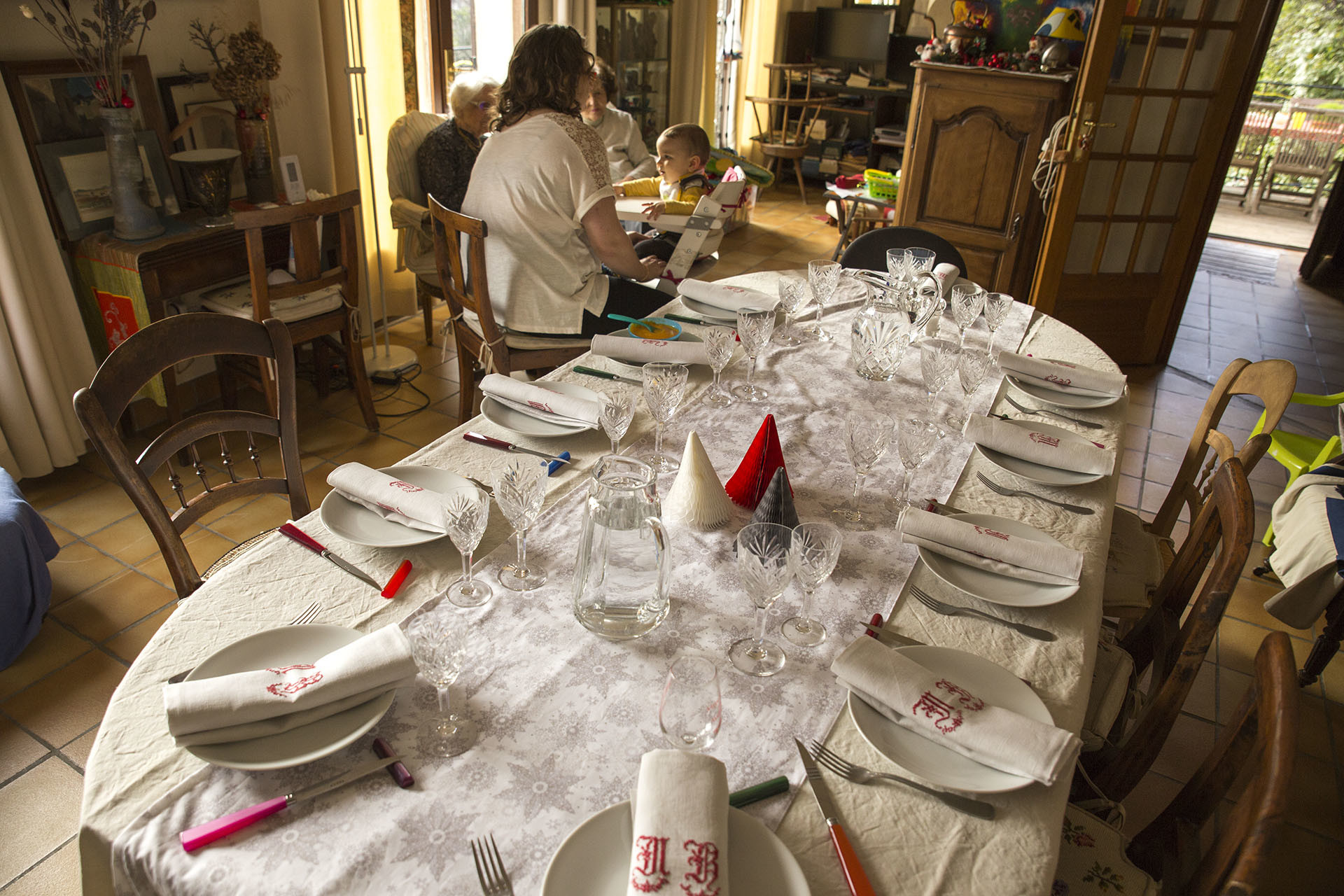La table attend les convives.