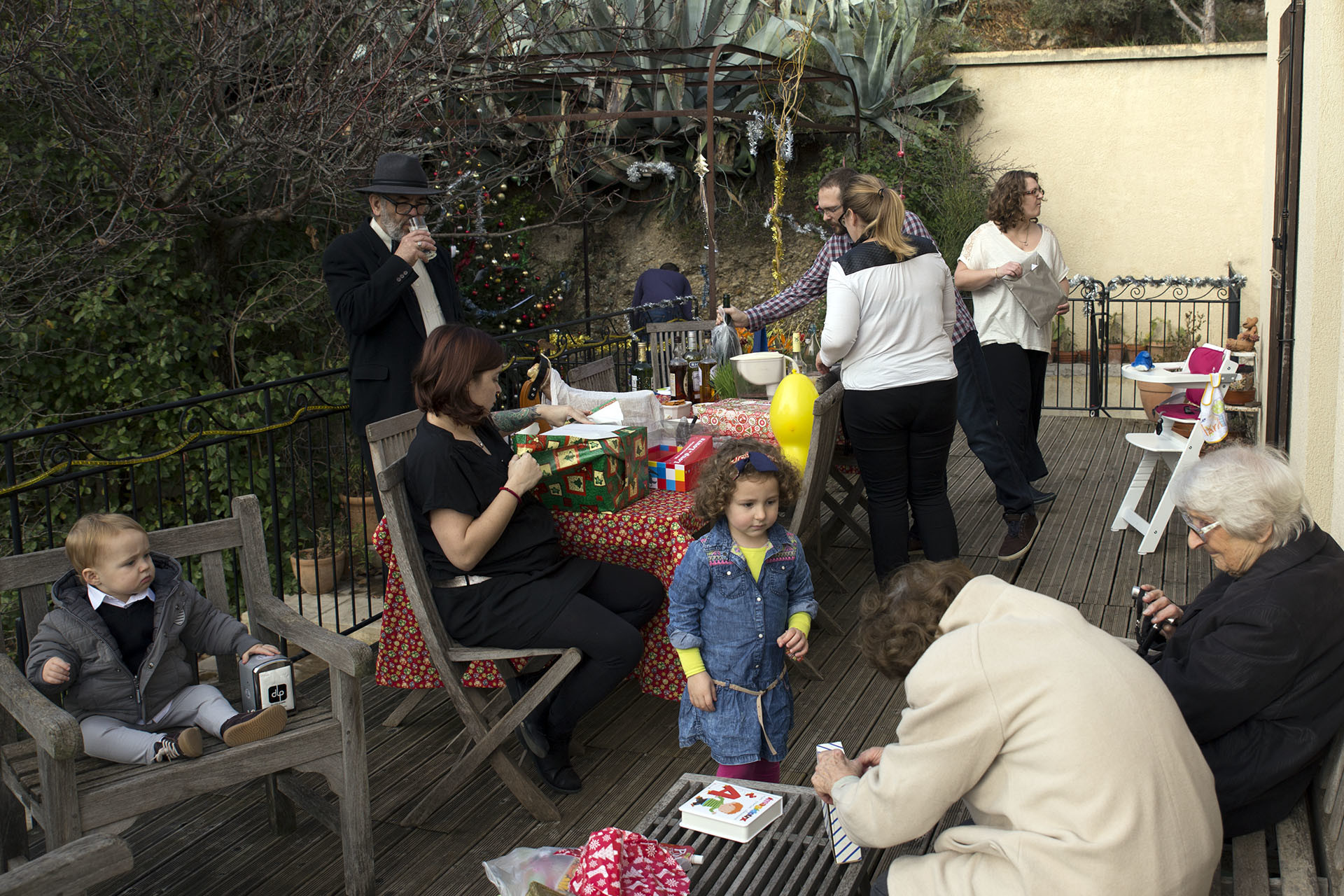 Distribution de cadeaux.