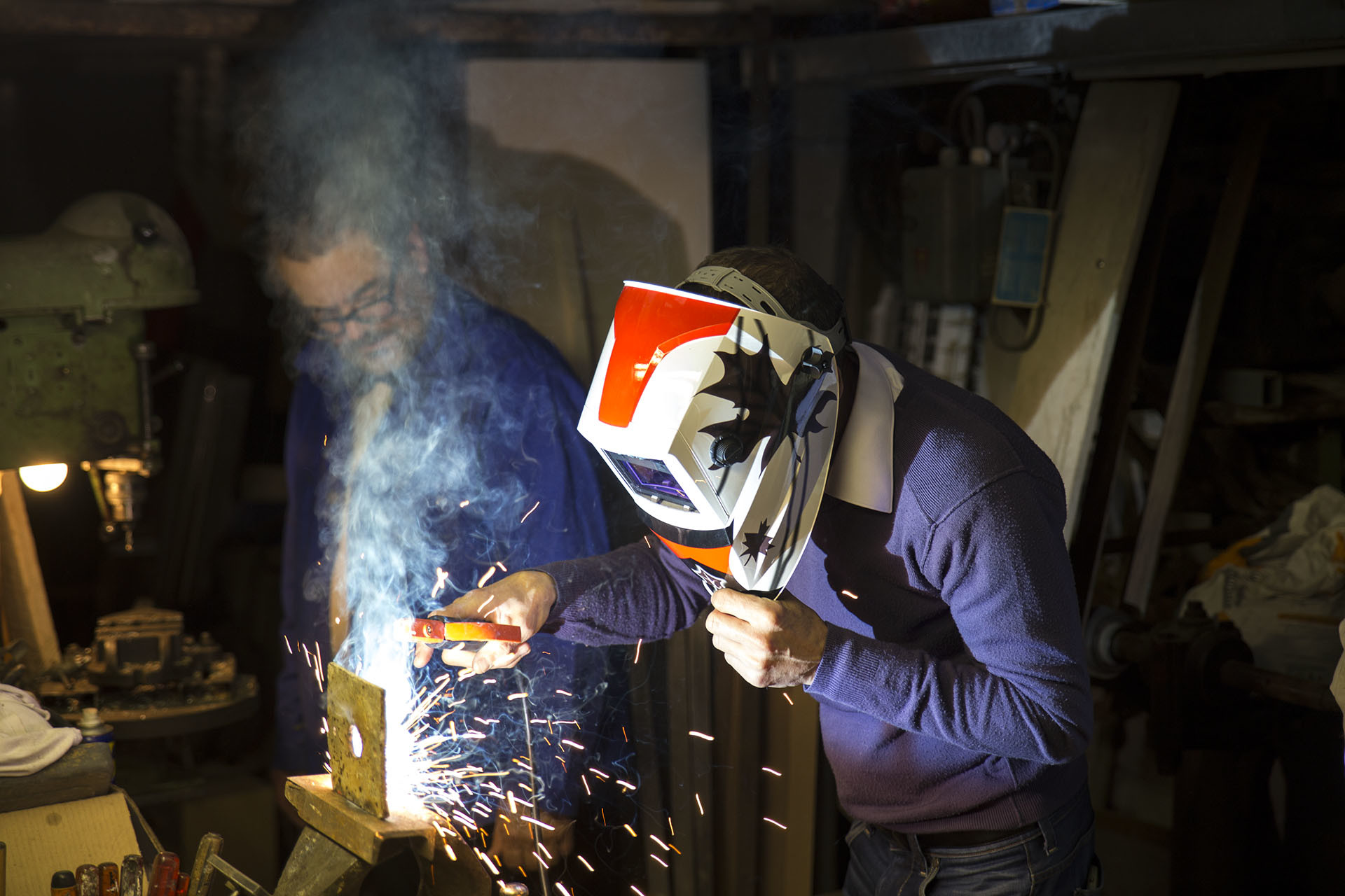 Instant bricolage, passage obligé de toute fête Aubery. Ici, Yannick teste ses cadeaux, un poste à souder et le masque qui va avec. Photo prise par Clotilde.Instant bricolage, passage obligé de toute fête Aubery. Ici, Yannick teste ses cadeaux, un poste à souder et le masque qui va avec. Photo prise par Clotilde.