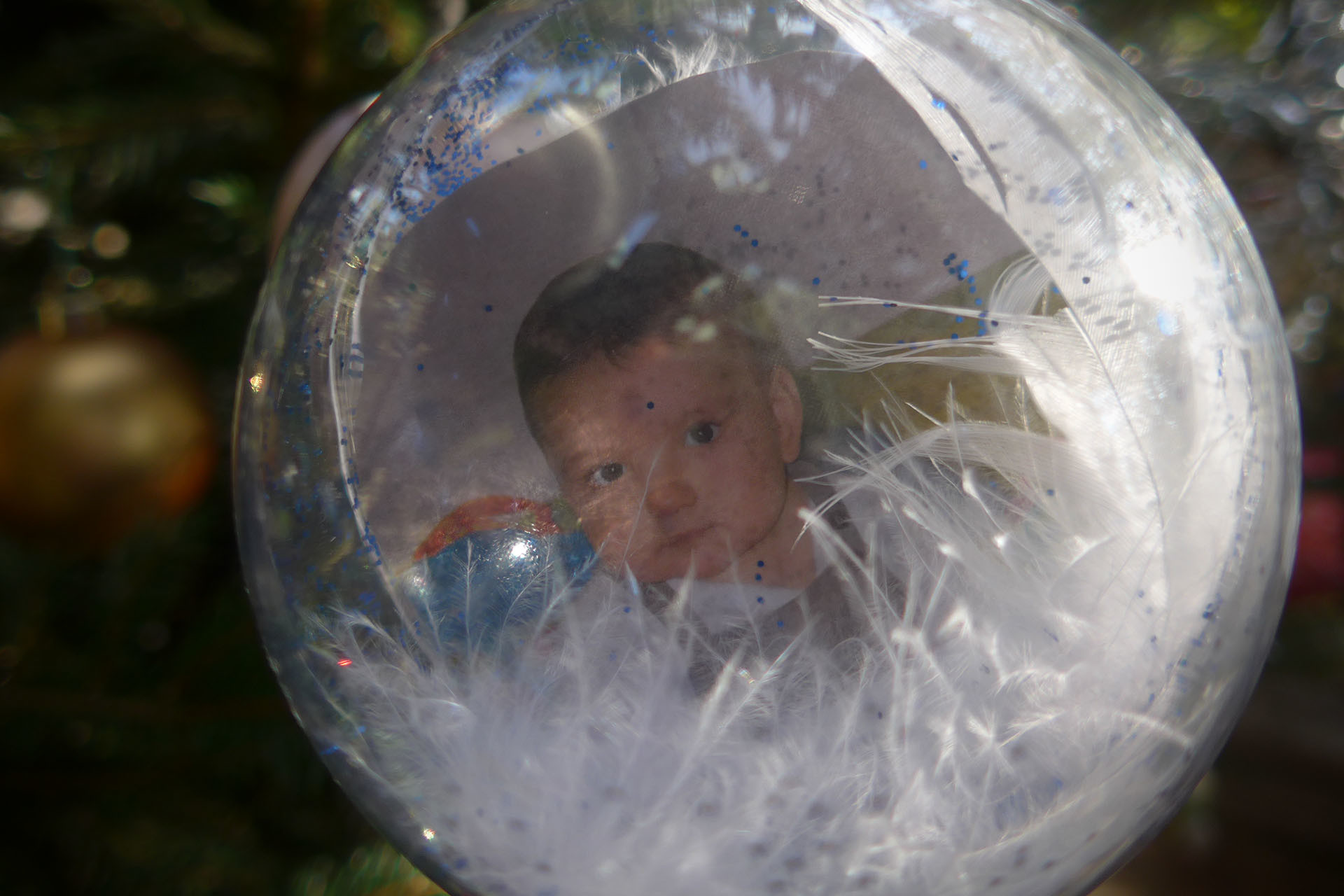 Une boule de Noël avec Virgile dedans. C'est une réalisation de la crèche des Aix-d'Angillon. Photo Anne.